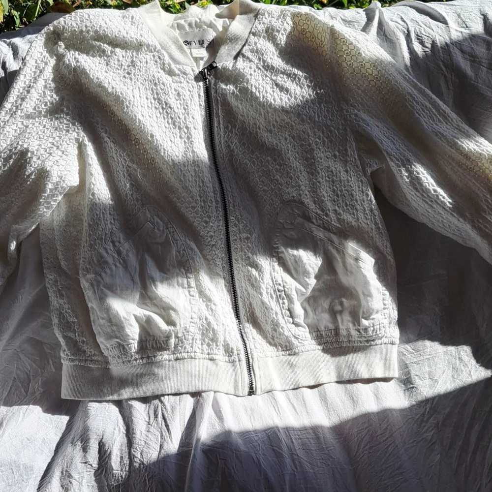 White jacket bundle - Picture 2 of 9